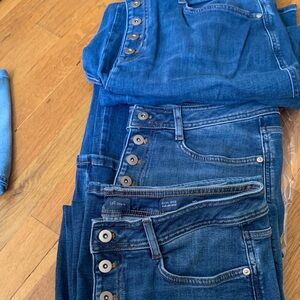 Stylish Blue Denim Jeans
High - Rise
Wide-Leg Crop